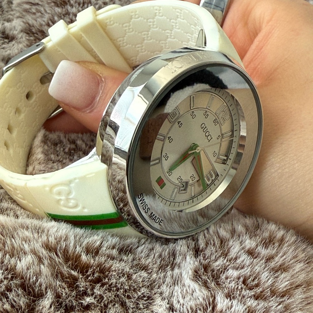 I- Gucci Pantcaon digital Swiss made Watch Ref 1142 white band - Picture 5 of 9